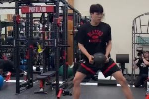 楊瀚森隊(duì)內(nèi)訓(xùn)練視頻???滑翔暴扣+三分空心入網(wǎng) 與隊(duì)友相談甚歡