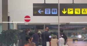 他來(lái)了???拉什福德飛抵巴塞羅那<div   id=