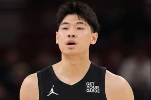 還挺巧??河村勇輝選8號(hào)&崔永熙此前在籃網(wǎng)也是8號(hào) 楊瀚森是16號(hào)