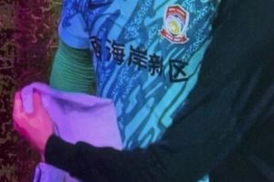 記者：青島西海岸門將的那張紙是守門員教練楊智給他的