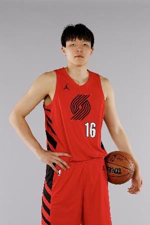 體壇周報：楊瀚森是夏聯(lián)表現最好的首輪新秀中鋒 他是NBA的驚喜