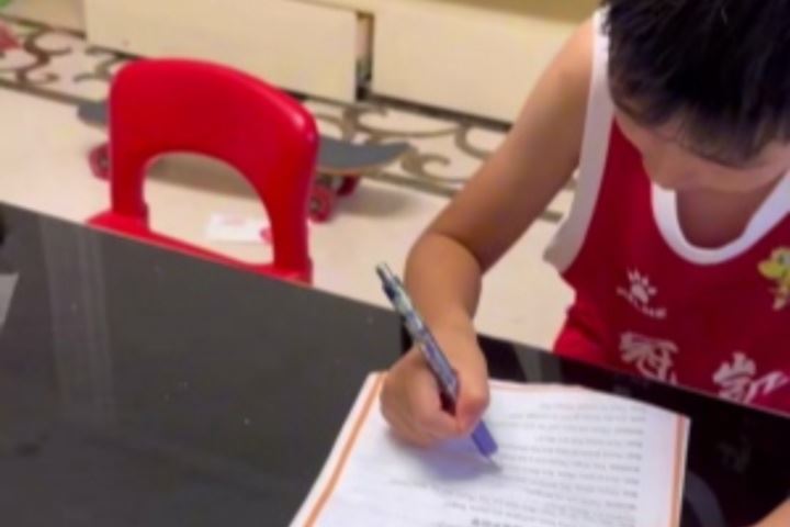 周琦兒子糊糊：我要是不會(huì)打球多丟人啊 我爸可是周琦??