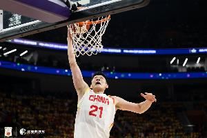 攻防靠譜！胡金秋7中4貢獻(xiàn)12分3板1斷1帽 罰球5中4