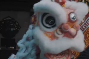 練得不錯！莫蘭特中國行期間學(xué)習(xí)舞獅 一招一式有模有樣??