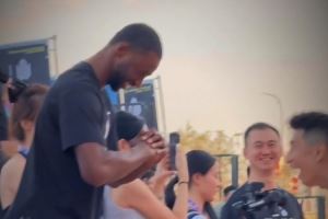 新賽季NBA賽場(chǎng)見??籃球博主張照洋給維金斯教慶祝動(dòng)作