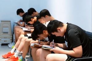 俱樂部深入貫徹體教融合！青年隊(duì)每周3節(jié)文化課 體育教育一起抓<div   id=