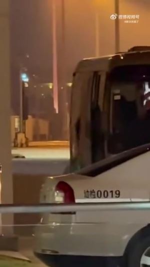 女球迷接機(jī)詹姆斯抱怨:哎哎哎 這就走了<div id=