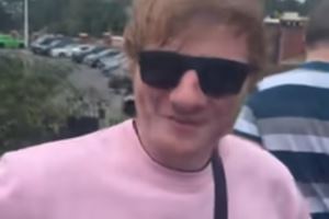 郵報:球迷假扮成歌手黃老板混入老特拉福德看球拍攝,隨后被識破