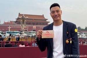 佩戴獎?wù)聟⒓娱啽鴥x式!翟曉川:正義必勝<div id=