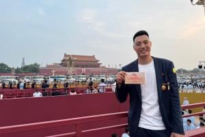 翟曉川今天參加閱兵儀式 戴北京青年榜樣獎章和首鋼勞動模范獎章