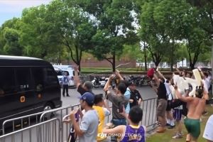 詹姆斯乘車(chē)離開(kāi)交大校園 男球迷赤膊高舉King字牌一路狂奔追隨