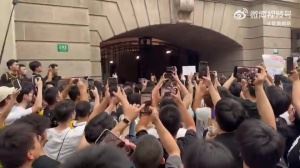 詹姆斯活動(dòng)現(xiàn)場門口聚集大批球迷齊聲高呼GOAT迎接老詹