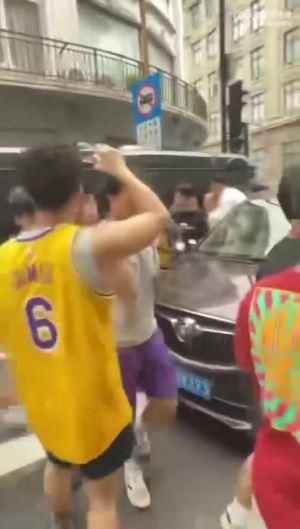 詹姆斯團(tuán)隊(duì)安保兇狠警告球迷:你們這些家伙給我滾開(kāi)!