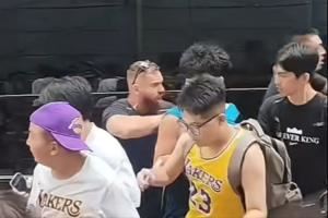 詹姆斯坐車前往交大活動(dòng)現(xiàn)場(chǎng) 球迷在馬路瘋狂追車拍車被保安推開