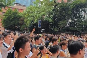 大批球迷等待詹姆斯 高呼:MVP<div id=