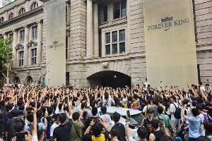 萬人空巷再現(xiàn)!詹姆斯中國行外灘活動現(xiàn)場門口已聚集無數(shù)球迷