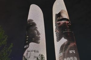 詹姆斯在結(jié)束成都站活動后 親自來到成都雙子塔前合影留念