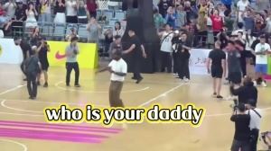 詹姆斯上交活動現(xiàn)場 有球迷喊:Who’s Your Daddy<div id=