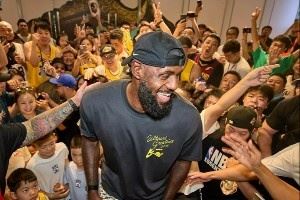 詹姆斯曬中國(guó)行成都站海量圖片：太不可思議 國(guó)王愛(ài)你！????