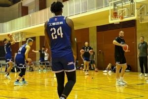 媒體人:對(duì)陣日本橫濱卓越 懷特塞德身穿上海男籃24號(hào)球衣亮相
